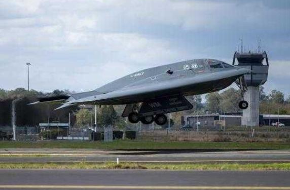 Bombarduesit amerikanë B-2 në Diego Garcia, “mesazh” për Iranin?