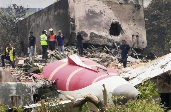 Tragjedia ajrore në Indi, hetuesit: Dy motorët e avionit dolën jashtë funksionit menjëherë pas ngritjes