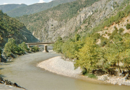 Tragjike/ U denoncua i zhdukur, trupi i djalit 6-vjeçar gjendet i pajetë buzë lumit Shkumbin