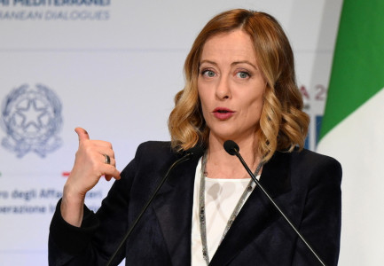 Kërcënoi vajzën e Giorgia Melonit, profesori italian tenton të vetëvritet