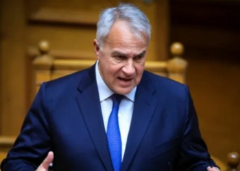 A preken shqiptarët?/ Ministri grek: Qëndrimi i gjatë i emigrantëve të paligjshëm nuk u mundëson legalizimin e tyre