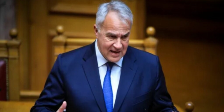 A preken shqiptarët?/ Ministri grek: Qëndrimi i gjatë i emigrantëve të paligjshëm nuk u mundëson legalizimin e tyre