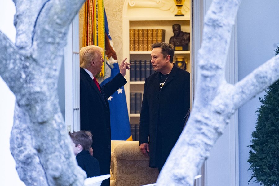 Çfarë ndodh kur Presidenti i SHBA zihet me njeriun më të pasur në botë?