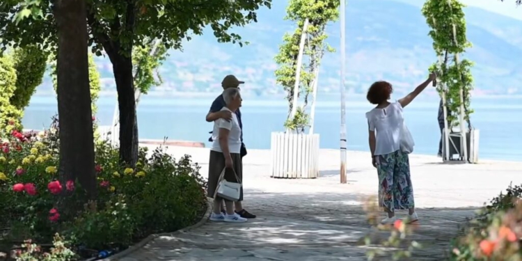 Rama ndan pamjet: Me ëmbëlsinë e freskët të Pogradecit, ju uroj një javë të mbarë