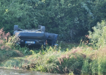 Aksident në ‘Rrugën e Arbrit’, makina përfundon në kanal