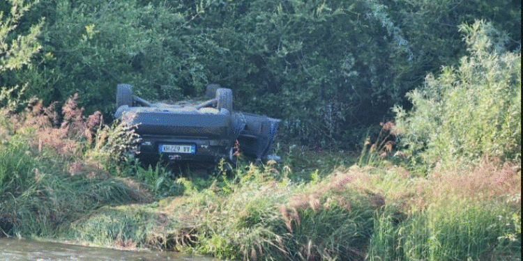 Aksident në ‘Rrugën e Arbrit’, makina përfundon në kanal