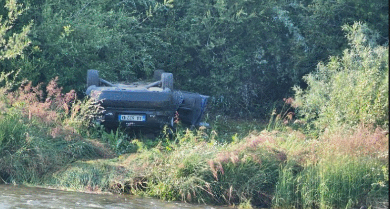Aksident në ‘Rrugën e Arbrit’, makina përfundon në kanal