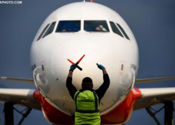 Dëbimi shqiptarëve, britanikët bileta falas Angli-Rinas me avionë specialë, publikohen pamjet