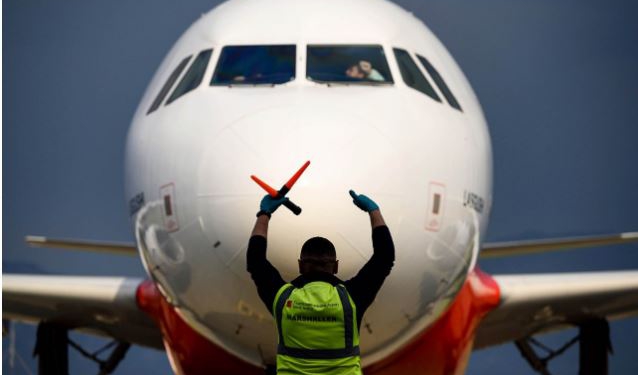 Dëbimi shqiptarëve, britanikët bileta falas Angli-Rinas me avionë specialë, publikohen pamjet