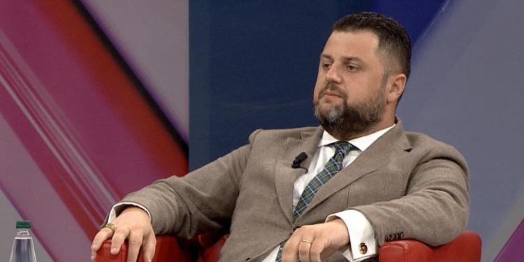 “Berisha po fut në burg komisionerët demokratë”, Sefa ironizon Bylykbashin: Mjeshtri i votës së diasporës