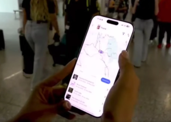 Stafi i Agjencisë Kombëtare të Turizmit pret vizitorët e huaj në aeroport, Rama: Turistët duhet të prezantohen me bukuritë e Shqipërisë