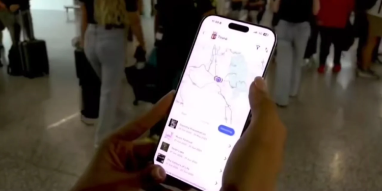 Stafi i Agjencisë Kombëtare të Turizmit pret vizitorët e huaj në aeroport, Rama: Turistët duhet të prezantohen me bukuritë e Shqipërisë