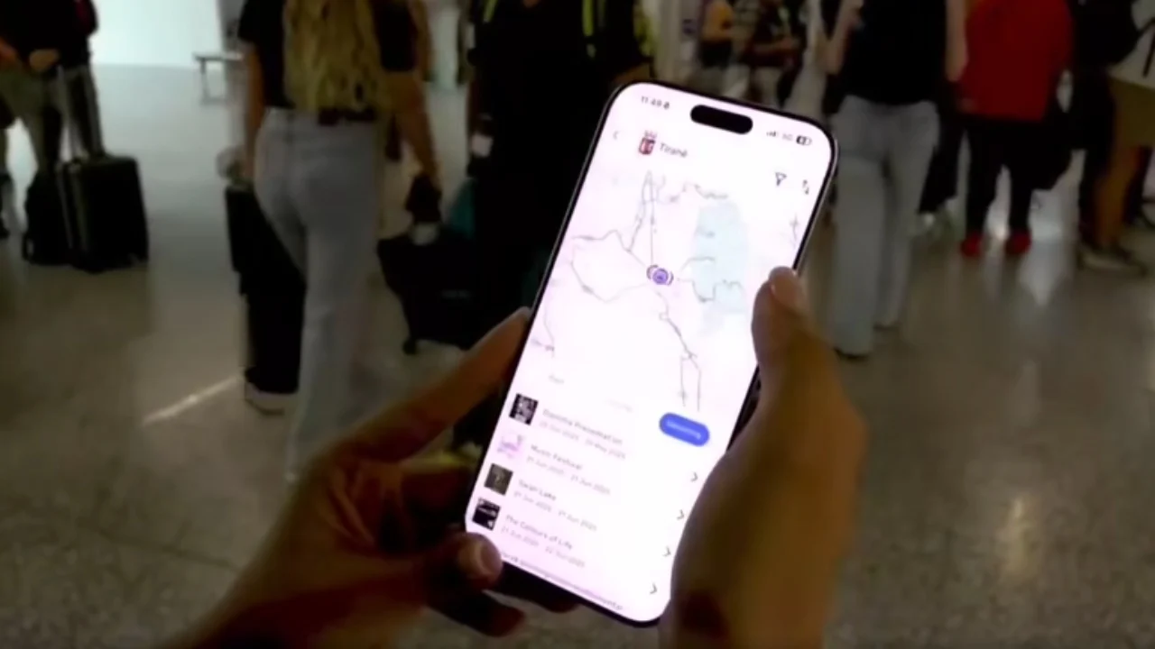 Stafi i Agjencisë Kombëtare të Turizmit pret vizitorët e huaj në aeroport, Rama: Turistët duhet të prezantohen me bukuritë e Shqipërisë