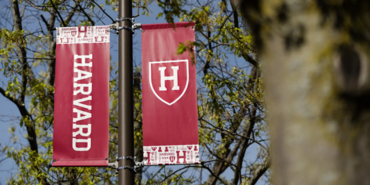 Gjykata pezullon urdhrin e Trump që ndalon studentët e huaj në Universitetin e Harvardit