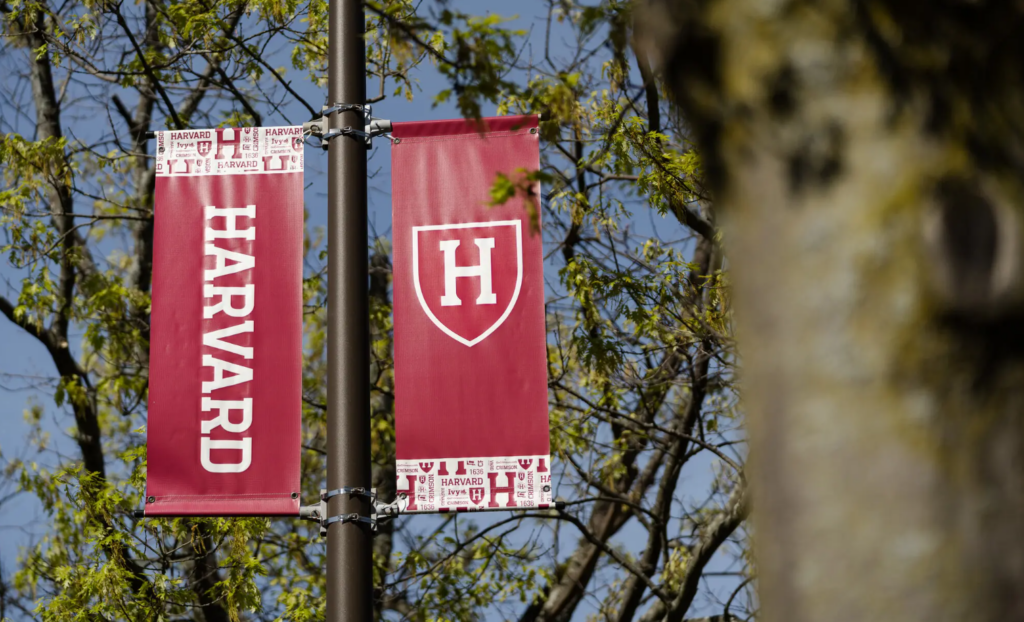 Gjykata pezullon urdhrin e Trump që ndalon studentët e huaj në Universitetin e Harvardit