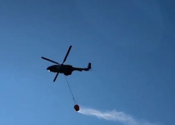 Del jashtë kontrollit zjarri në fshatrat e Vlorës, ndërhyn helikopteri me ujë