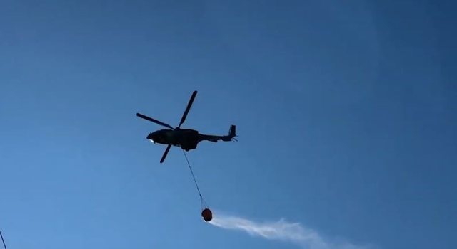 Del jashtë kontrollit zjarri në fshatrat e Vlorës, ndërhyn helikopteri me ujë
