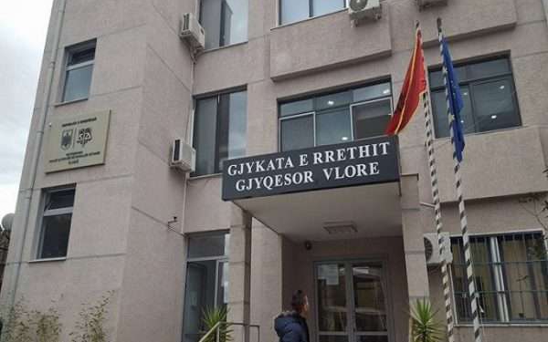 Tenton të grabisë 1500 m2 tokë në Qeparo, 65-vjeçari ‘shpik’ gjyq për pronën! Falsifikoi edhe vulën e gjykatës