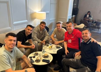 Taulant Balla me futbollistët kosovarë të Shqipërisë para duelit me Serbinë: Kafe me dardanët e Kombëtares