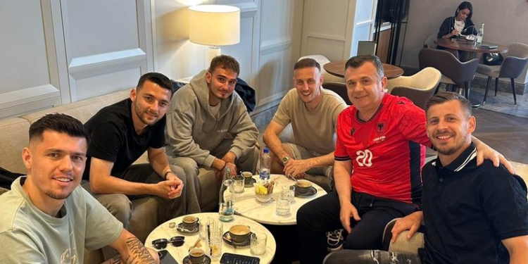 Taulant Balla me futbollistët kosovarë të Shqipërisë para duelit me Serbinë: Kafe me dardanët e Kombëtares