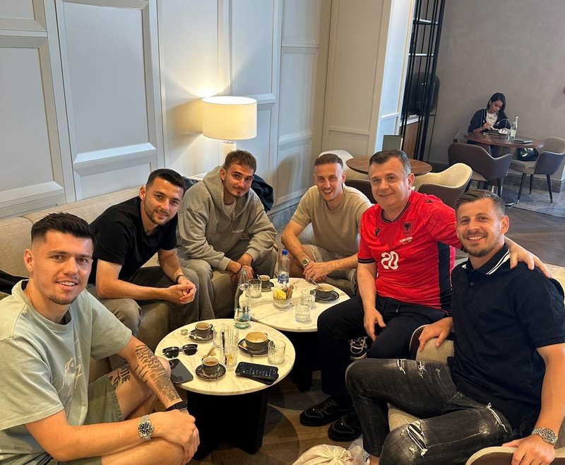 Taulant Balla me futbollistët kosovarë të Shqipërisë para duelit me Serbinë: Kafe me dardanët e Kombëtares