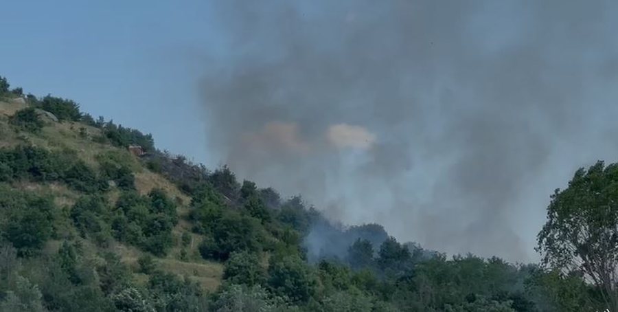 Zjarr afër ish-repartit ushtarak të tankeve në Maliq, shkak temperaturat e larta