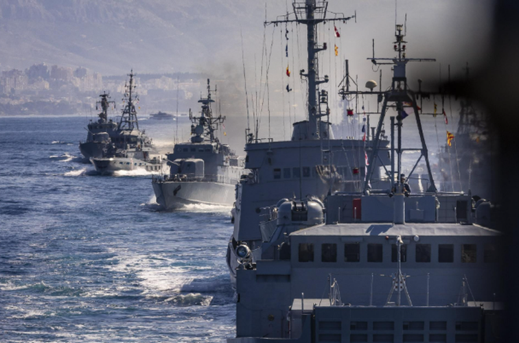 Spektakël në detin Adriatik, marina kroate demonstron forcën para 30-vjetorit të “Stuhisë”