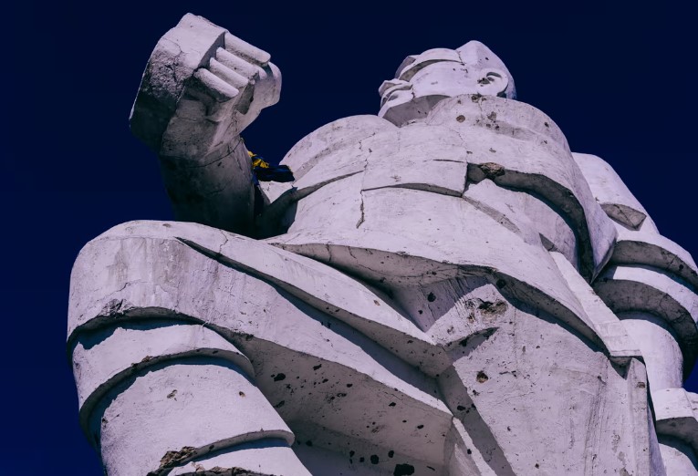 Kur vitrinat zëvendësohen nga fragmente lufte, njihuni me Muzeun e “fantazmave” në Ukrainë