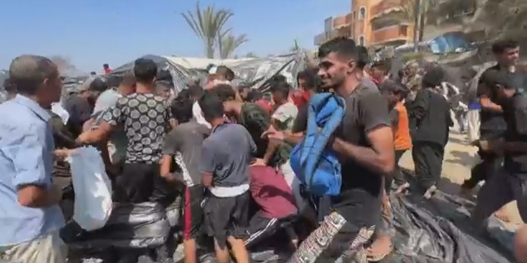 “Jetojmë me ujë dhe sheqer”, palestinezët e dëshpëruar dynden për të marrë ushqim