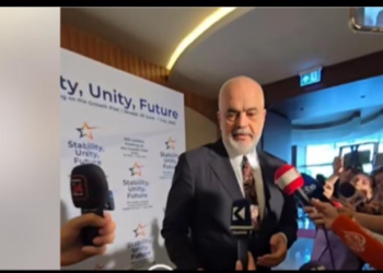Video/ Gazetarja nga Kosova ulet në gjunjë për të intervistuar Ramën në Shkup, kryeministri batuta: Çunat duhen çuar në riedukim 
