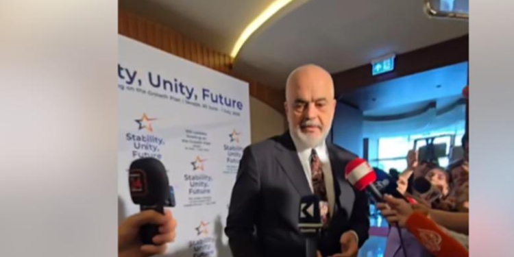 Video/ Gazetarja nga Kosova ulet në gjunjë për të intervistuar Ramën në Shkup, kryeministri batuta: Çunat duhen çuar në riedukim 