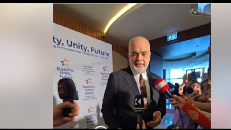 Video/ Gazetarja nga Kosova ulet në gjunjë për të intervistuar Ramën në Shkup, kryeministri batuta: Çunat duhen çuar në riedukim 