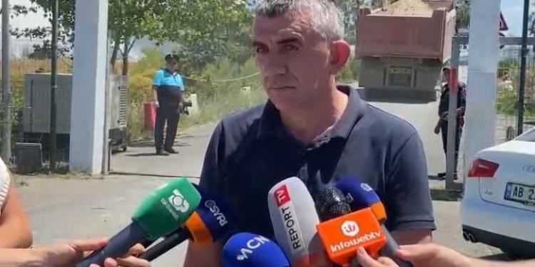 Zjarri në landfillin e Elbasanit, kreu i Emergjencave, Sinani: Po punohet me 20 mjete, era, gazet dhe temperaturat e larta acarojnë vatrën!
