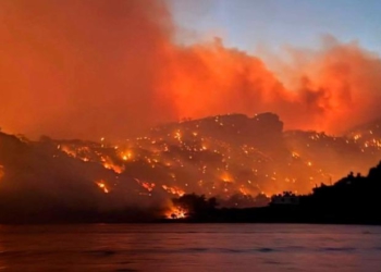 Greqia në flakë, betejë në tre fronte! Evakuime masive në hotele dhe shtëpi pushimi, raportohet për banesa të djegura