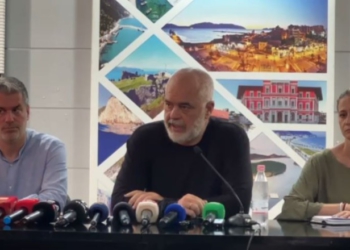 “Keni nëpërkëmbur autoritetin e bashkisë”, Rama i përgjigjet gazetarit për dorëheqjen e drejtorëve në Vlorë