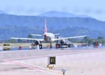 E rëndë në Itali, një pasagjer përpihet nga motori i avionit