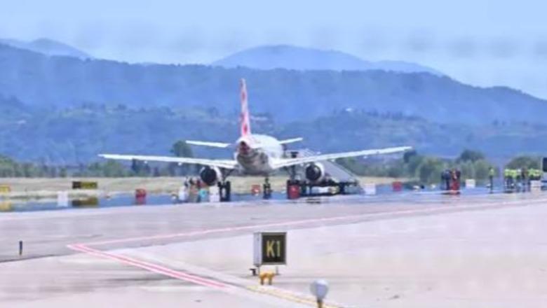 E rëndë në Itali, një pasagjer përpihet nga motori i avionit