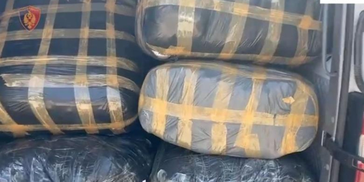 Veshje kontrabandë me vlerë 40 mijë euro, në pranga 52-vjeçari! Po i transportonte te tregu i shumicës 