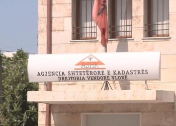Tre oficerë të Policisë Gjyqësore ‘zbarkojnë’ në Kadastrën e Vlorës, hetojnë shitjen e shumëfishtë të disa apartamenteve në një pallat