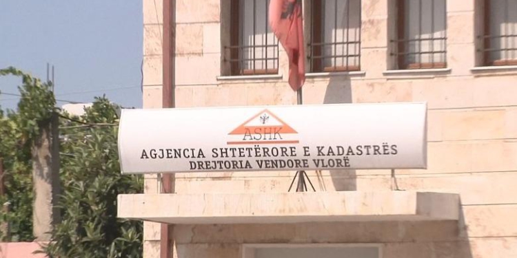 Tre oficerë të Policisë Gjyqësore ‘zbarkojnë’ në Kadastrën e Vlorës, hetojnë shitjen e shumëfishtë të disa apartamenteve në një pallat
