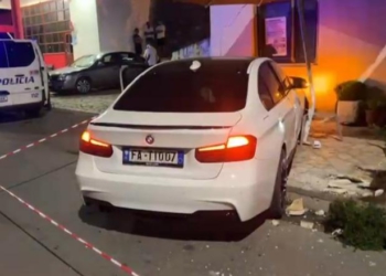 Aksident në Fushë-Arrëz/ Makina me shpejtësi të lartë përfundon në lokal, plagosen 3 gra, mes tyre pronarja