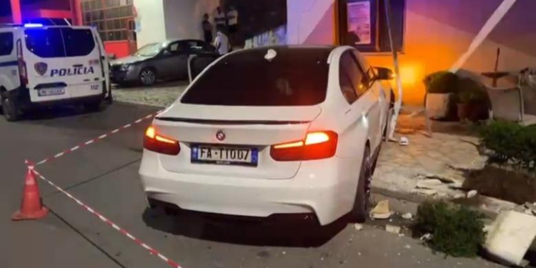 Aksident në Fushë-Arrëz/ Makina me shpejtësi të lartë përfundon në lokal, plagosen 3 gra, mes tyre pronarja