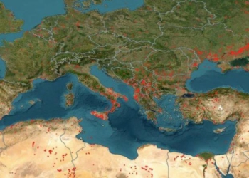 NASA publikon imazhet satelitore/ I gjithë Mesdheu po digjet, ndër vendet ‘në luftë’ me flakët edhe Shqipëria