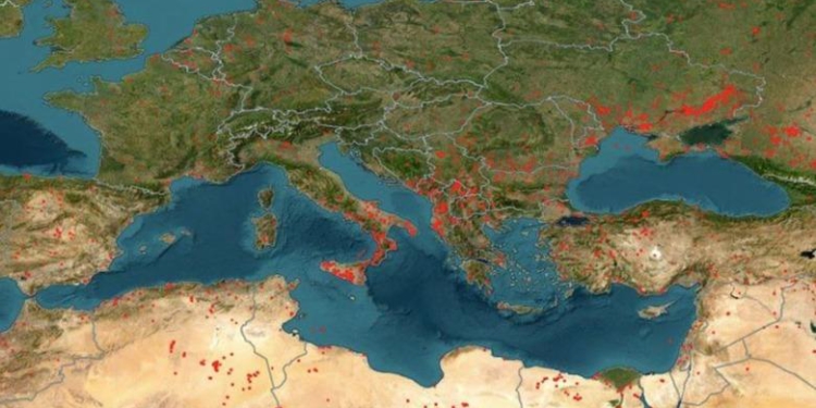 NASA publikon imazhet satelitore/ I gjithë Mesdheu po digjet, ndër vendet ‘në luftë’ me flakët edhe Shqipëria