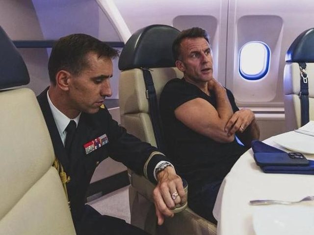 Bufi mbi bluzë, miu dhe bota e parë nga sytë blu të Emanuel Macron