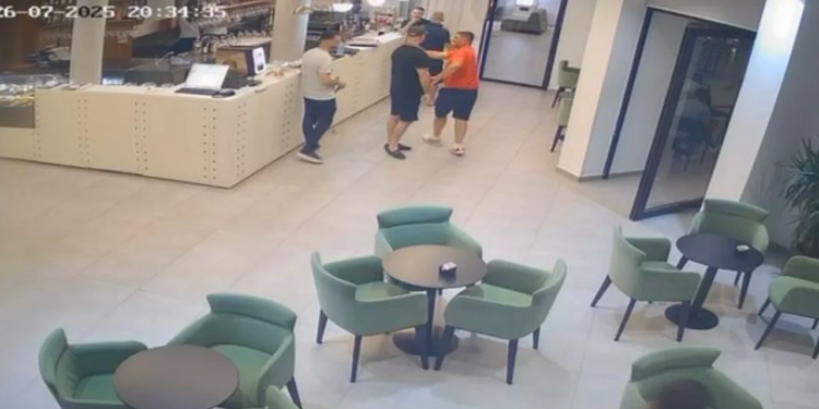 Dhunoi kamarierin 18 vjeçar, pezullohet nga detyra oficeri i policisë, ndodhej jashtë shërbimit