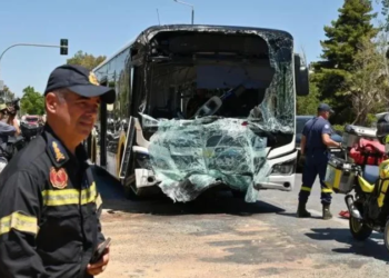 Përplasen dy autobusë në Athinë, 47 të plagosur, mes tyre dhe fëmijë