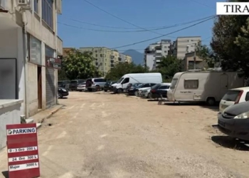 Ktheu hapësirën publike në parkim privat te Astiri, merret nën hetim 54-vjeçari në Tiranë