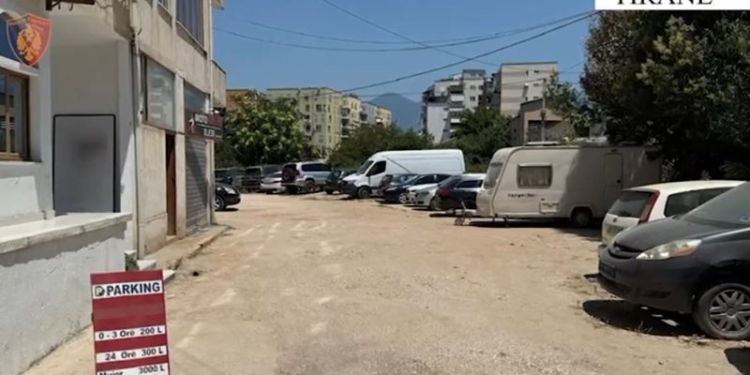 Ktheu hapësirën publike në parkim privat te Astiri, merret nën hetim 54-vjeçari në Tiranë