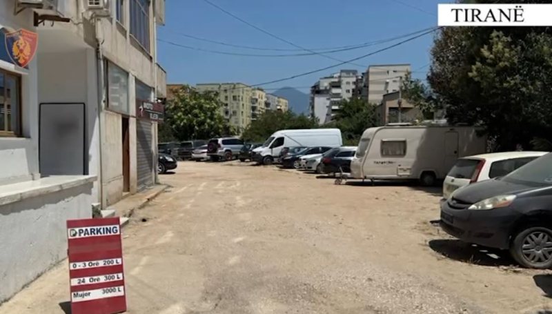 Ktheu hapësirën publike në parkim privat te Astiri, merret nën hetim 54-vjeçari në Tiranë
